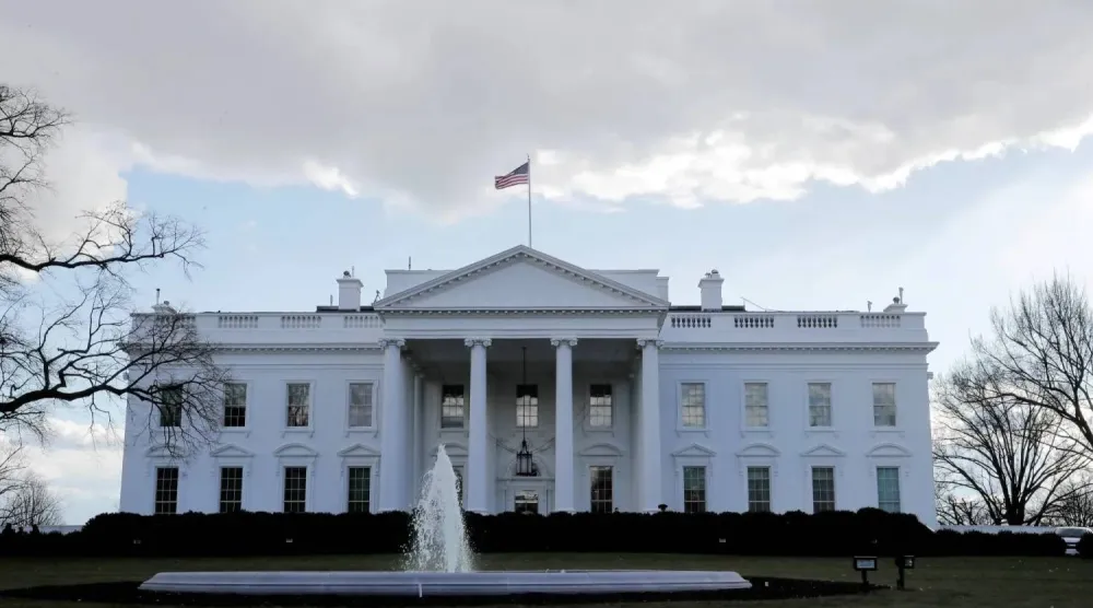 قال ‌البيت الأبيض ‌إنه في ضوء الأحداث الأخيرة لن تكون الرسوم الإضافية سارية المفعول بعد الآن وسيتم التوقف عن تحصيلها في أقرب وقت (رويترز)