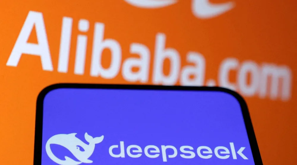 شعارا «ديب سيك» و«علي بابا» (رويترز)