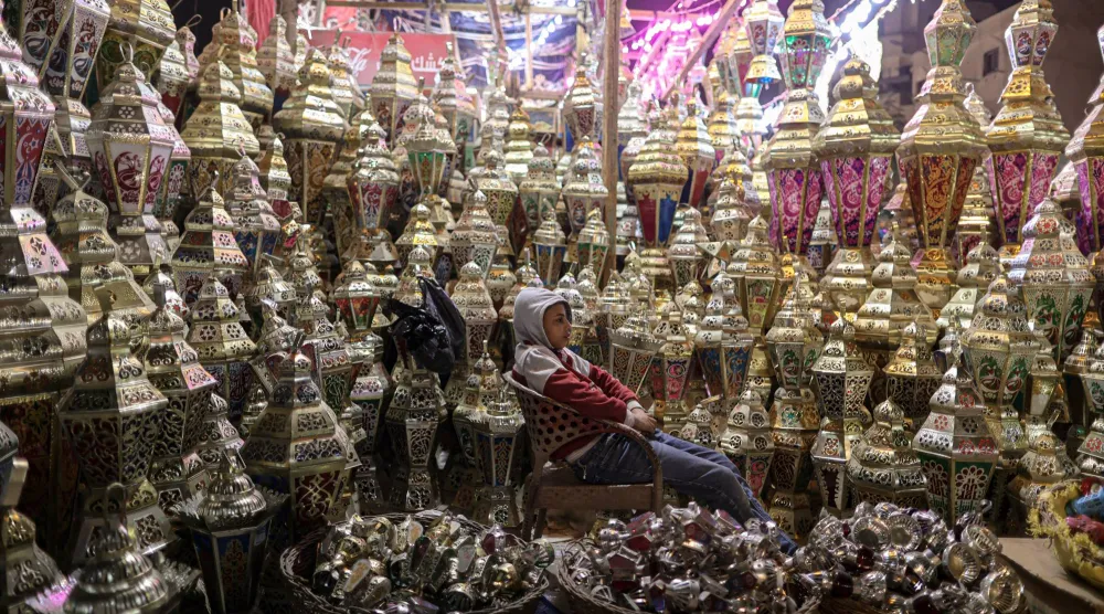 مجموعة من الفوانيس بمنطقة السيدة زينب في مصر (د.ب.أ)