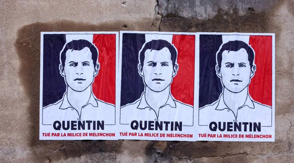 ملصقات في ليون تندد بمقتل كانتان دورانك (رويترز)