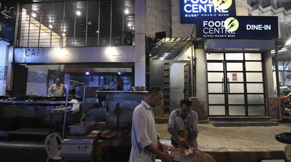 رجل يقطع اللحوم بمطعم محلي في كراتشي (إ.ب.أ)