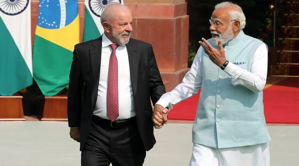 الرئيس البرازيلي لولا دا سيلفا ورئيس الوزراء الهندي ناريندرا مودي قبل اجتماع بقصر حيدر آباد في نيودلهي يوم 21 فبراير 2026 (إ.ب.أ)