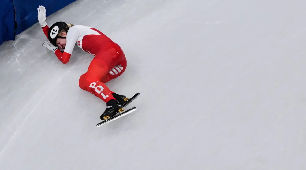 البولندية كاميلا سيليي لحظة سقوطها مصابة بوجهها في سباق 1500 متر (أ.ب)