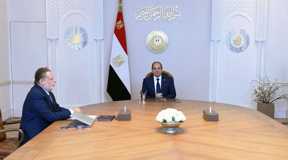 السيسي خلال استقباله محافظ البنك المركزي حسن عبد الله (رئاسة الجمهورية)