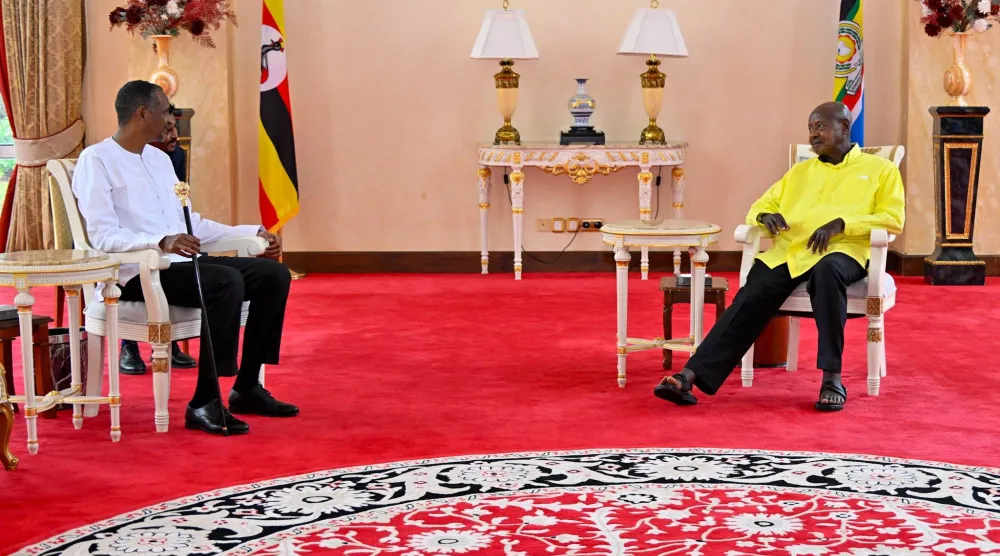 لقاء الرئيسي يوري موسيفيني وقائد «الدعم السريع» حميدتي بقصر الرئاسة في عنتيبي الجمعة (صفحة الرئيس موسيفيني الرسمية على منصة «إكس»)