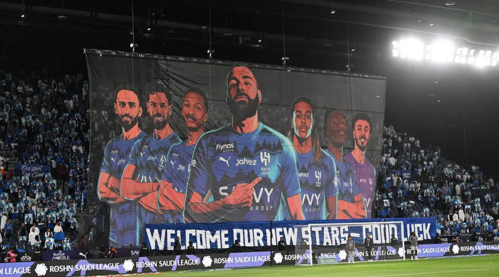 كريم بنزيمة سيقود نجوم الهلال ضد فريقه السابق الليلة (رويترز)