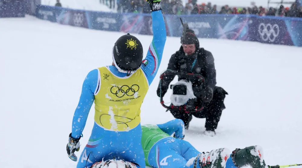 الإيطاليان سيموني ديروميديس (يمين) وفيديريكو توماسوني يحتفلان بالفوز في «سكي كروس» (إ.ب.أ)