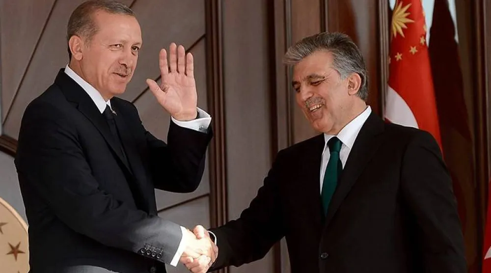 الرئيس التركي السابق عبد الله غل مستقبلاً الرئيس الحالي رجب طيب إردوغان بقصر الرئاسة في أنقرة عقب انتخابه رئيساً للبلاد عام 2007 (أرشيفية - الرئاسة التركية)