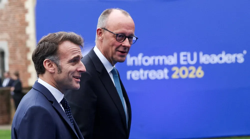 المستشار الألماني فريدريش ميرتس ورئيس فرنسا إيمانويل ماكرون في قلعة ألدن بيزن خلال اجتماع غير رسمي لقادة الاتحاد الأوروبي (رويترز)