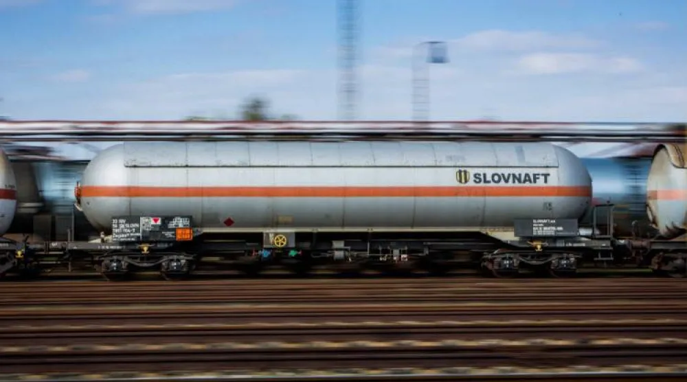 طلبت «سلوفنافت» 7 ناقلات تحمل نفطاً ‌من السعودية ‌والنرويج وكازاخستان وليبيا ⁠في ظل انقطاع إمدادات النفط الروسي عبر خط «دروغبا» (شركة سلوفنافت)
