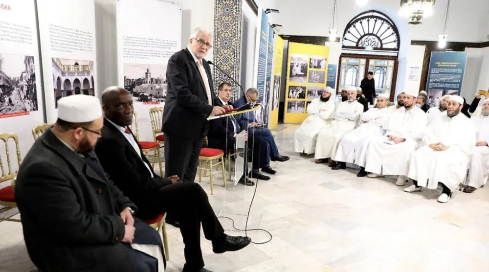 عميد مسجد باريس خلال استقباله الأئمة الموفدين من الجزائر (مسجد باريس)