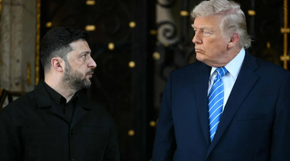 الرئيس الأميركي دونالد ترمب مرحِّباً بالرئيس الأوكراني فولوديمير زيلينسكي في فلوريدا - 28 ديسمبر 2025 (أ.ف.ب)