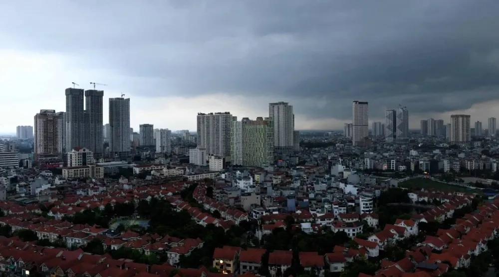 عاصفة تتجمع فوق سماء العاصمة الفيتنامية هانوي (أ.ف.ب)