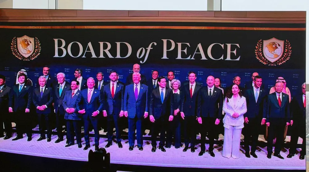 صورة تذكارية للمشاركين في الاجتماع الأول لمجلس السلام (مجلس الوزراء المصري)