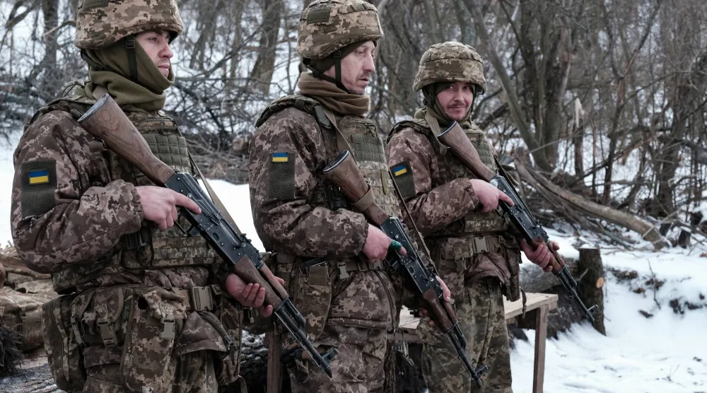 جنود أوكرانيون من كتيبة ألكاتراز خلال تدريب عسكري قبل إرسالهم إلى الجبهة في خاركيف (إ.ب.أ)