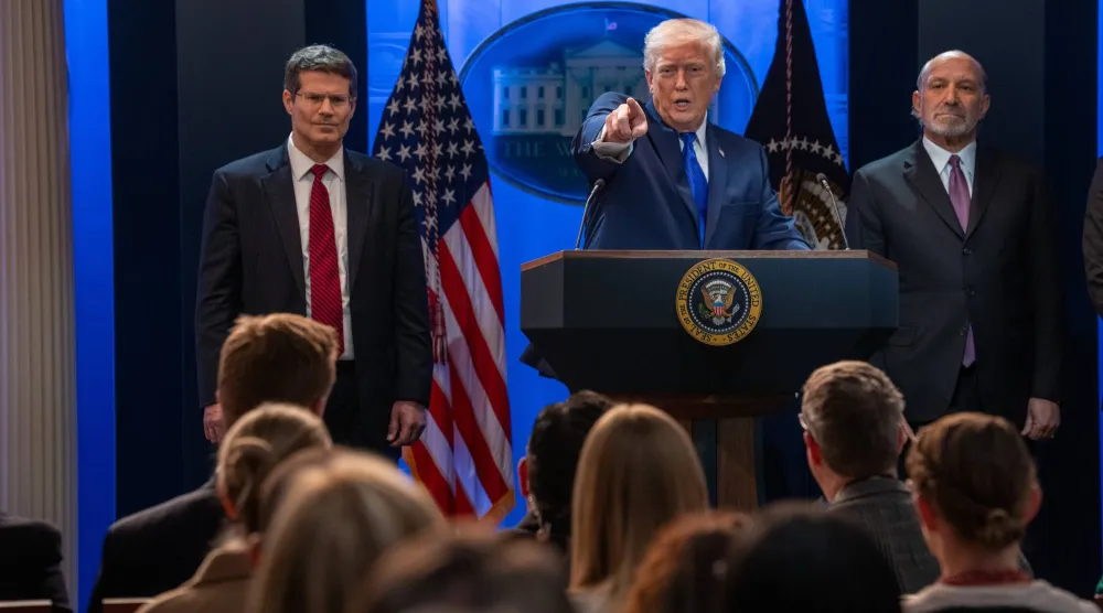 ترمب خلال مؤتمر صحافي برفقة وزير التجارة هاورد لوتنيك في البيت الأبيض يوم 20 فبراير (د.ب.أ)