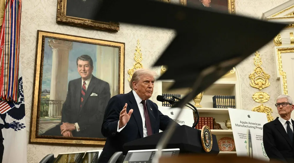 ترمب يتحدث في المكتب البيضاوي ويظهر أمامه مجسم من قاذفات «بي 2» (أ.ف.ب)