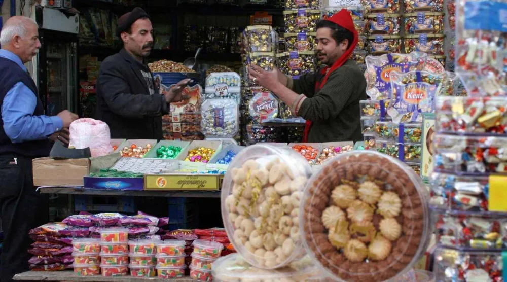 محل تجاري بسوق الحسين في العاصمة الأردنية عمّان (رويترز)