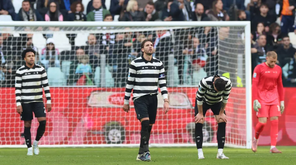 حسرة لاعبي اليوفي بعد الهزيمة الموجعة من كومو (رويترز)