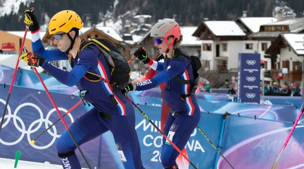 الثنائي الفرنسي إميلي هاروب وتيبو أنسلميه تألقا في التزلج الجبلي (د.ب.أ)