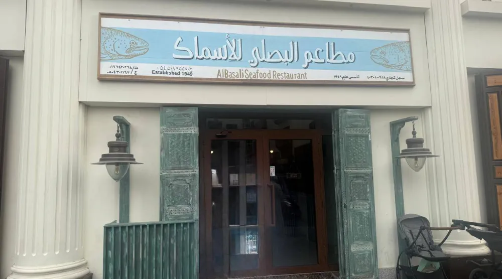 مطعم البصلي للأسماك شاهدًا على حكاية لم تبدأ كمشروع تجاري بل كحياة يومية تشكّلت حول البحر (الشرق الأوسط)