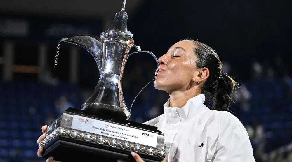 الأميركية جيسيكا بيغولا ترفع لقب بطولة «دبي للتنس» (أ.ف.ب)