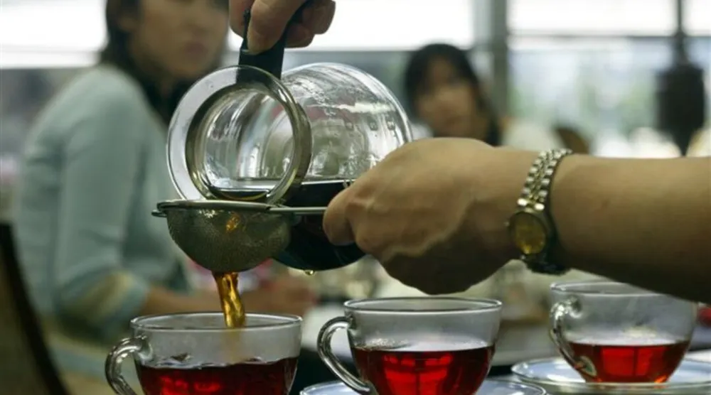 إضافة السكر قد تُقلل من محتوى الشاي من البوليفينولات (رويترز)