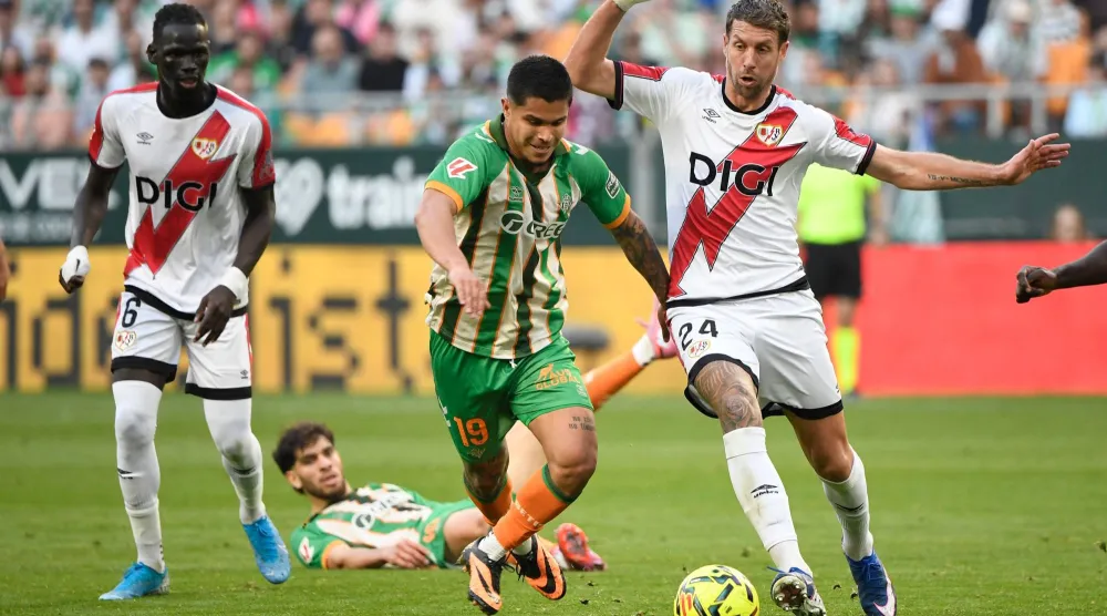 رايو فاييكانو انتزع التعادل من مضيّفه ريال بيتيس (أ.ف.ب)
