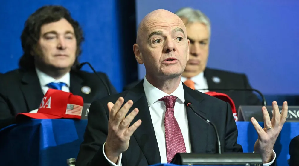 جياني إنفانتينو رئيس «الفيفا» خلال الاجتماع الافتتاحي لمجلس السلام (أ.ف.ب)