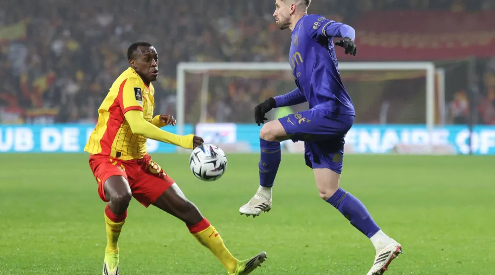 سعود عبد الحميد في كرة مشتركة مع البرازيلي هنريكي لاعب موناكو (أ.ف.ب)