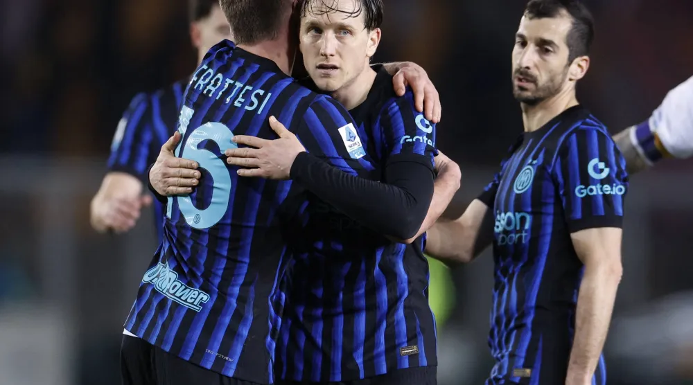 فرحة لاعبي الإنتر بالهدف الثاني (رويترز)