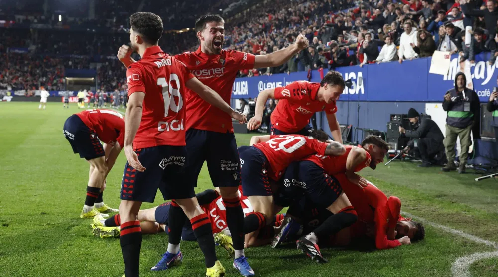 لاعبو أوساسونا وفرحة جنونية بهدف الفوز (إ.ب.أ)