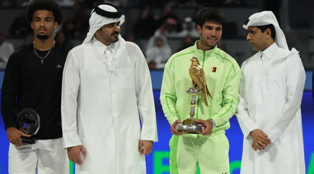 الشيخ جوعان بن حمد وناصر الخليفي خلال تتويج ألكاراس باللقب (رويترز)