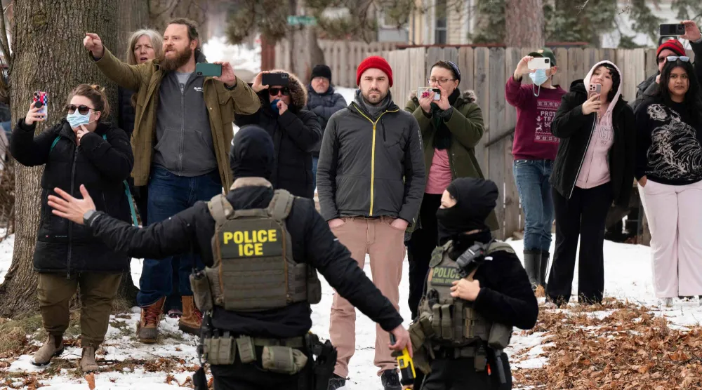 محتجون في مواجهة عناصر من «آيس» بمدينة مينيابوليس في مينيسوتا يوم 5 فبراير (أ.ف.ب)