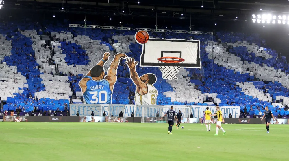 من تيفو الجماهير الهلالية في الكلاسيكو (تصوير: مشعل القدير)