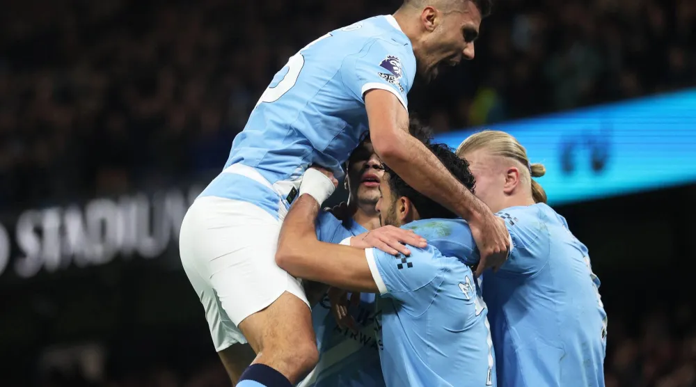 لاعبو السيتي يحتفلون بالهدف الثاني (إ.ب.أ)