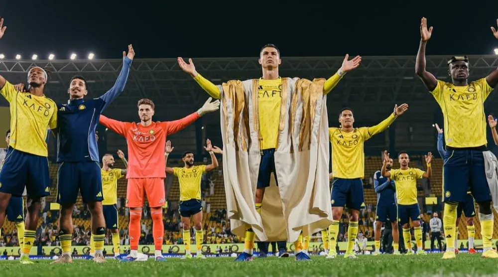 رونالدو محتفلا مع لاعبي النصر بعد الفوز على الحزم (موقع النادي)