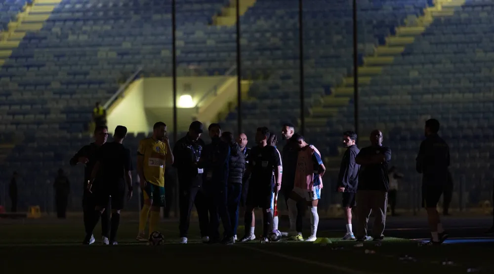 انقطاع الكهرباء أوقف المباراة لمدة قاربت الـ20 دقيقة (تصوير: عيسى الدبيسي)