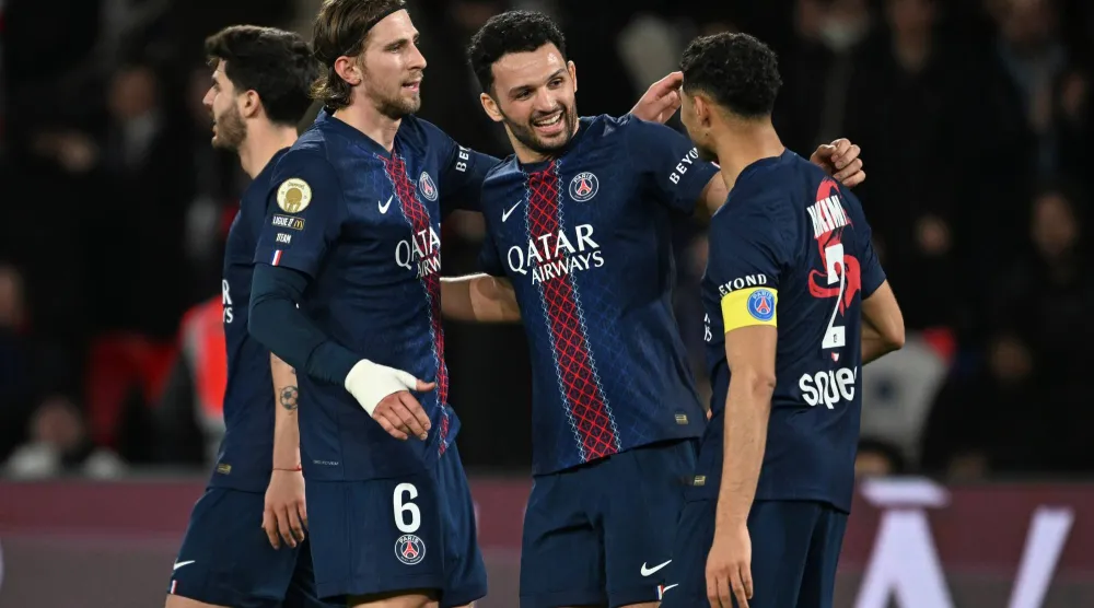 لاعبو سان جيرمان يحتفلون بأحد أهدافهم في المباراة (أ.ب)