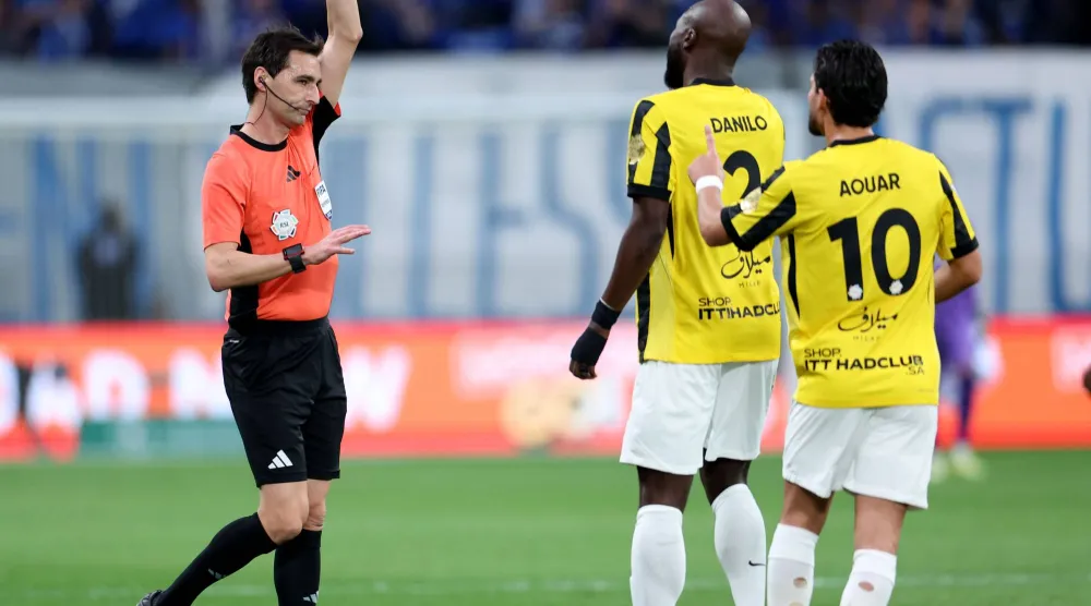 لحظة منح حسن كادش لاعب الاتحاد البطاقة الحمراء (تصوير: مشعل القدير) 