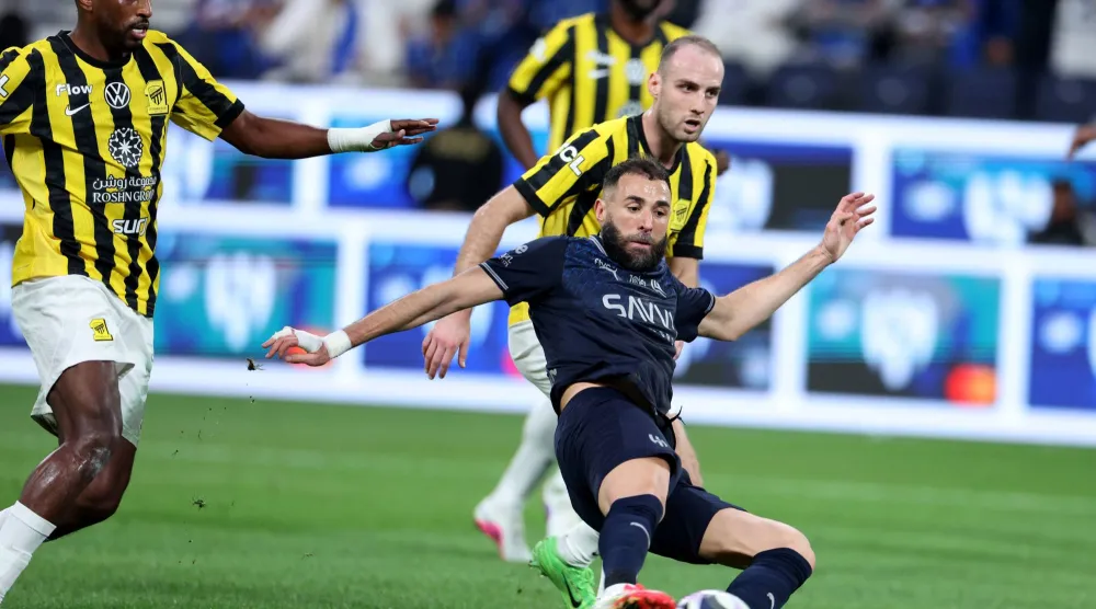 بنزيمة في فرصة مهدرة أمام المرمى الاتحادي (تصوير: مشعل القدير)