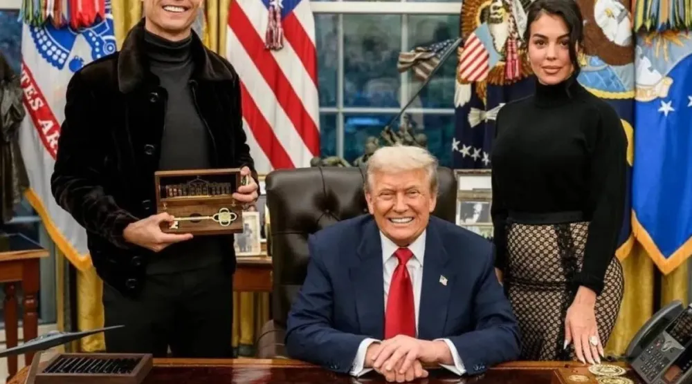 ترمب خلال استقباله رونالدو وجورجينا في مكتبه بالبيت الأبيض (الشرق الأوسط)