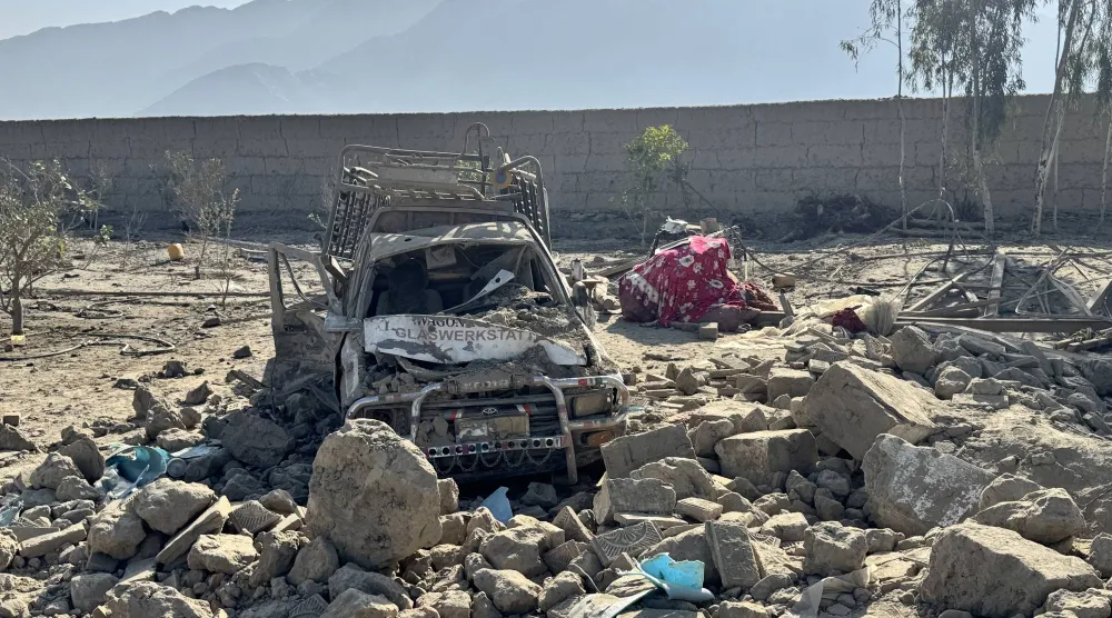 آثار الدمار بعد غارة جوية باكستانية على ولاية ننكرهار الأفغانية (إ.ب.أ)