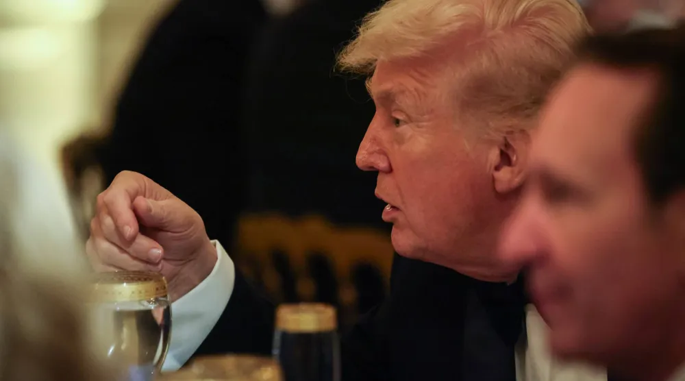 ترمب يتحدَّث مع الضيوف خلال مأدبة عشاء المحافظين في القاعة الشرقية بالبيت الأبيض (إ.ب.أ)