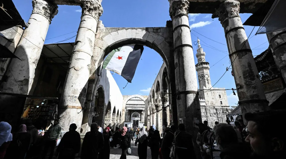 سوريون يتسوقون في البلدة القديمة بدمشق (أ.ف.ب)