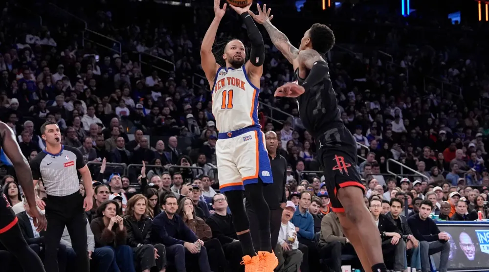 قاد جايلن برونسون فريقه نيويورك نيكس لقلب تأخره بـ18 نقطة إلى فوز مثير (أ.ب)