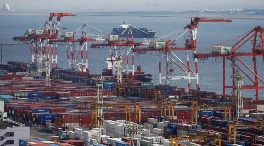 حاويات شحن ورافعات في ميناء تجاري بالعاصمة اليابانية طوكيو (رويترز)