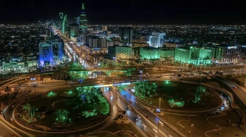 أمانة الرياض تزين طرق وميادين العاصمة بأكثر من 5 آلاف إنارة جمالية احتفاءً بيوم التأسيس (واس‬)⁩