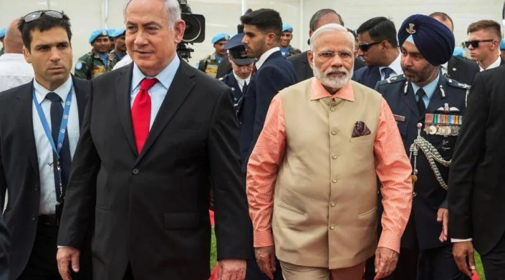 رئيس الوزراء الهندي ناريندرا مودي ورئيس الوزراء الإسرائيلي بنيامين نتنياهو يزوران مقبرة الجيش الهندي في الحرب العالمية الأولى لتكريم الجنود الهنود الذين سقطوا في مدينة حيفا - 6 يوليو 2017 (رويترز)