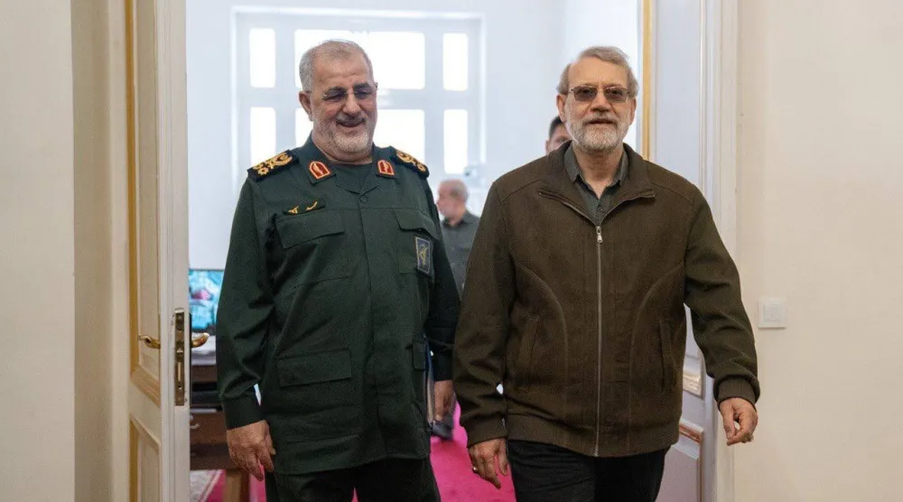 صورة نشرها موقع لاريجاني من اجتماعه مع كبار قادة «الحرس الثوري» 24 يناير الماضي